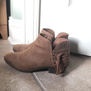 Brown boots with tassel